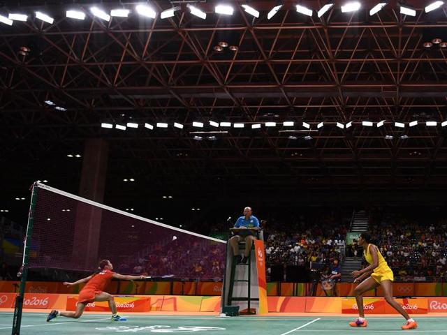 Sindhu combined drop shots and smashes to keep Nozomi Okuhara busy on the court. Sindhu’s longer wing span also gave her an advantage. (David Ramos/Getty Images) Sindhu combined drop shots and smashes to keep Nozomi Okuhara busy on the court. Sindhu’s longer wing span also gave her an advantage. (David Ramos/Getty Images)