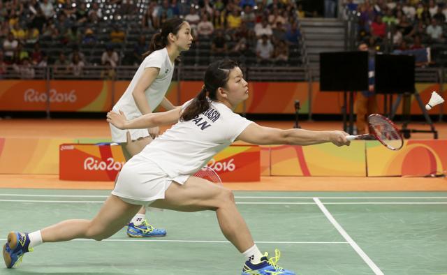 Japan’s Misaki Matsutomo and Ayaka Takahashi defeated Denmark’s Christinna Pedersen and Kamilla Rytter Juhl to clinch the badminton women’s doubles gold medal. (REUTERS) Japan’s Misaki Matsutomo and Ayaka Takahashi defeated Denmark’s Christinna Pedersen and Kamilla Rytter Juhl to clinch the badminton women’s doubles gold medal. (REUTERS)