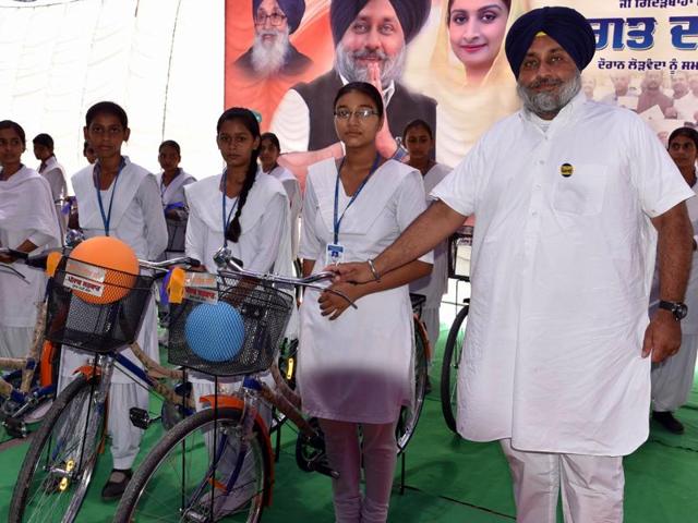 Deputy chief minister Sukhbir Singh Badal distributing bicycles during a sangat darshan at Gidderbaha in Bathinda on Wednesday. (HT Photo) Deputy chief minister Sukhbir Singh Badal distributing bicycles during a sangat darshan at Gidderbaha in Bathinda on Wednesday. (HT Photo)