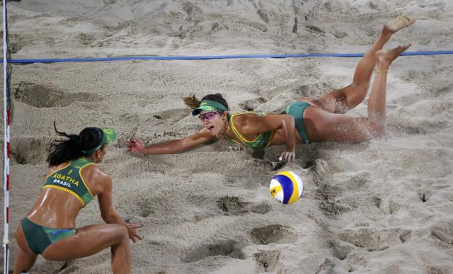 Barbara Seixas Figueiredo digs to save the ball during the semifinal against the USA. (REUTERS)