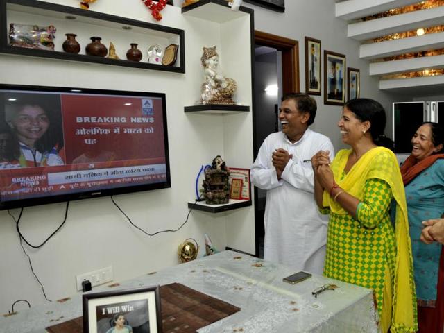 The parents of Sakshi Malik celebrate in their Rohtak home after she won bronze in the 58 kg category at the Rio Olympics early on Thursday. (RAVI KUMAR/HT)