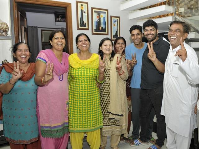 The parents of Sakshi Malik are joined by relatives and well wishers in their Rohtak home after the wrestler struck bronze at the Rio Olympics. (RAVI KUMAR/HT)