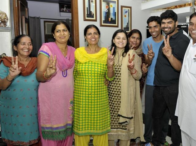 The parents of Sakshi Malik are joined by relatives and well wishers in their Rohtak home after the wrestler struck bronze at the Rio Olympics (RAVI KUMAR/HT)