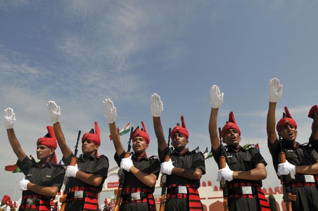 New recruits of the Jammu and Kashmir Light Infantry Regiment (JAKLI) taking oath during the passing out parade. (Waseem Andrabi / HT Photo ) New recruits of the Jammu and Kashmir Light Infantry Regiment (JAKLI) taking oath during the passing out parade. (Waseem Andrabi / HT Photo )