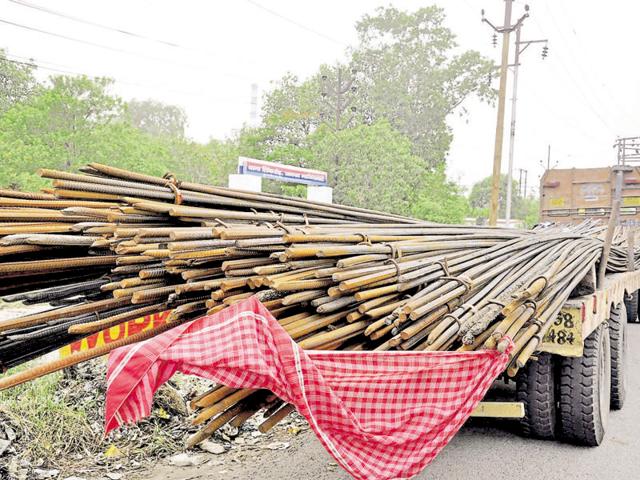 Rods jutting out are a threat to commuters. (Sakib Ali/HT Photo) Rods jutting out are a threat to commuters. (Sakib Ali/HT Photo)