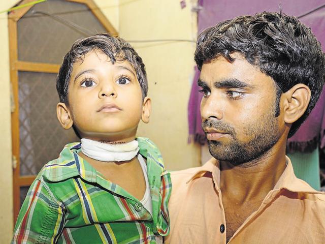 Eight-year-old Aryan received 24 stitches after a manjha string cut his neck while riding on the petrol tank of a bike. (HT File) Eight-year-old Aryan received 24 stitches after a manjha string cut his neck while riding on the petrol tank of a bike. (HT File)
