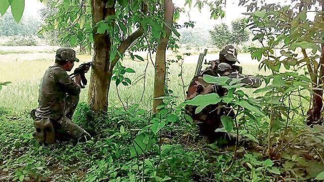 Security forces during a ground operation against Maoists near the Danga and Jonda hills in East Singhbhum on Wednesday.(HT Photo) Security forces during a ground operation against Maoists near the Danga and Jonda hills in East Singhbhum on Wednesday.(HT Photo)