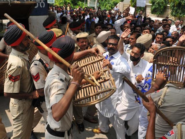 Police stopping BSP workers from entering the office of the SSP (rural) in Jalandhar on Wenesday.(Pardeep Pandit/HT Photo)