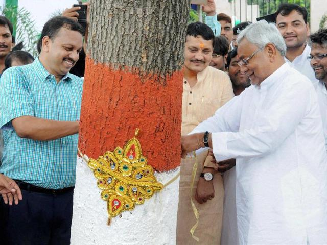 On the occasion of Rakshabandhan, Bihar chief minister Nitish Kumar tied a rakhi to a tree at Eco Park in Patna to create environmental awareness.. (PTI) On the occasion of Rakshabandhan, Bihar chief minister Nitish Kumar tied a rakhi to a tree at Eco Park in Patna to create environmental awareness.. (PTI)