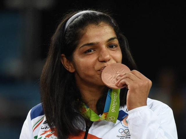 Sakshi Malik poses with her bronze medal in women's freestyle 58kg competition in Rio de Janeiro on Wednesday.(PTI) Sakshi Malik poses with her bronze medal in women's freestyle 58kg competition in Rio de Janeiro on Wednesday.(PTI)
