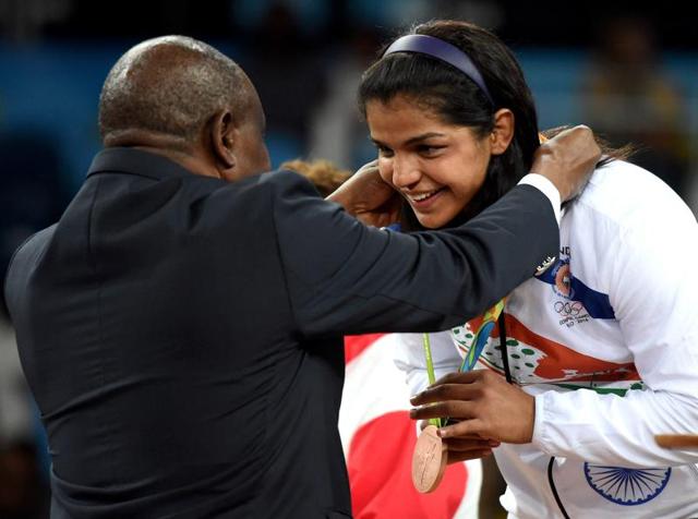 Sakshi Malik and her coach Kuldeep Singh celebrate her bronze medal win.(PTI) Sakshi Malik and her coach Kuldeep Singh celebrate her bronze medal win.(PTI)