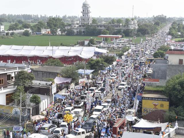A large stream of people from all over Punjab and the region at the Rakhar Punia fair at Baba Bakala in Amritsar district on Thursday. (Gurpreet Singh/HT Photo)