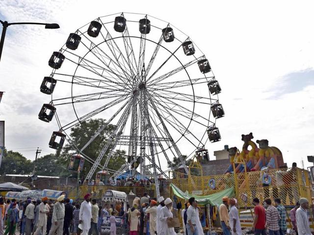 Ferris wheel at the Rakhar Punia fair at Baba Bakala in Amritsar district on Thursday. (Gurpreet Singh/HT Photo)