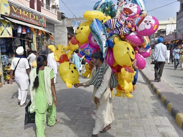 A man sells balloons at the Rakhar Punia fair at Baba Bakala in Amritsar district on Thursday. (Gurpreet Singh/HT Photo)
