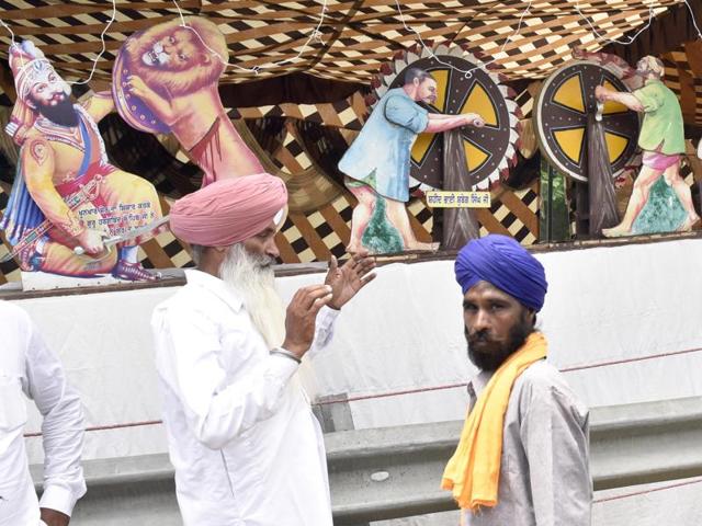 An exhibition ion Sikh history as people from all over Punjab and the region gathered at the Rakhar Punia fair at Baba Bakala in Amritsar district on Thursday. (Gurpreet Singh/HT Photo)