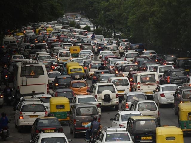 Heavy Traffic jam at Rao Tula Ram Marg in New Delhi on Thursday. (Virendra Singh Gosain/Hindustan Times) Heavy Traffic jam at Rao Tula Ram Marg in New Delhi on Thursday. (Virendra Singh Gosain/Hindustan Times)