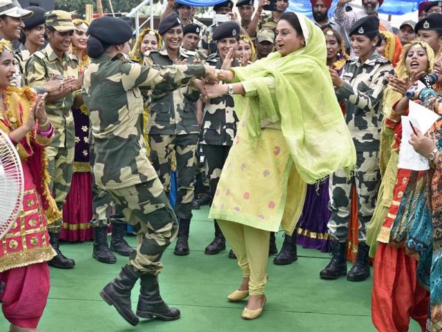 Harsimrat Kaur Badal, Union food processing minister performing giddha with BSF officers and school girls on the eve of Raksha Bandhan festival at Attari-Wagha Border in Amritsar. (Gurpreet singh/ht photo) Harsimrat Kaur Badal, Union food processing minister performing giddha with BSF officers and school girls on the eve of Raksha Bandhan festival at Attari-Wagha Border in Amritsar. (Gurpreet singh/ht photo)
