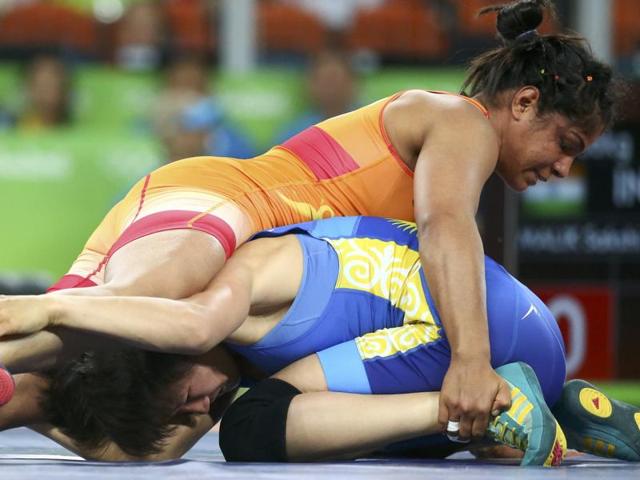 Sakshi Malik celebrates after winning the bronze medal.(REUTERS)