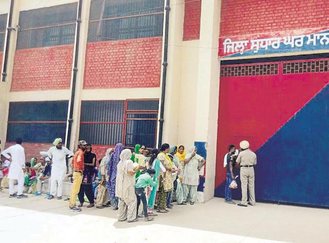 Visitors had to wait for hours in the scorching heat at the Mansa jail on Thursday.(HT Photo)