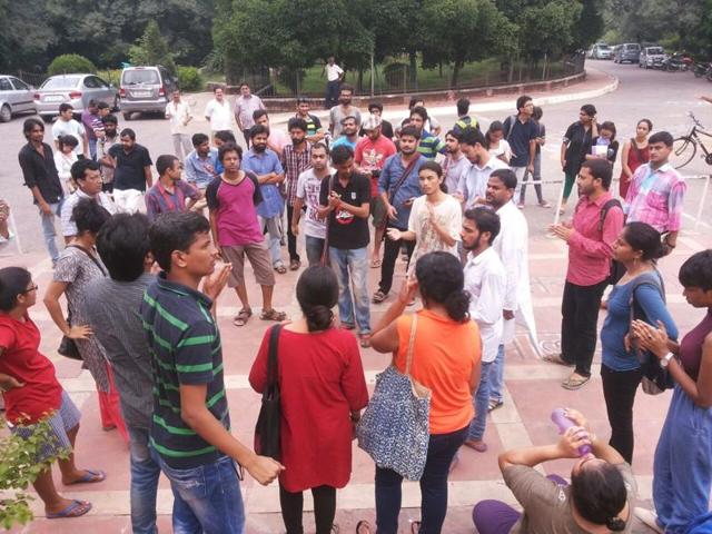 Students started gathering at the dhaba in the morning to protest against the administration’s attack on the ‘dhaba culture’ of the Left-leaning campus. (HT Photo) Students started gathering at the dhaba in the morning to protest against the administration’s attack on the ‘dhaba culture’ of the Left-leaning campus. (HT Photo)