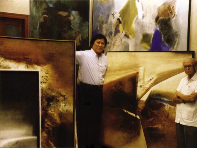 An archival image of Laxman Shreshtha with art collector Jehangir Nicholson (Photo: Jehangir Nicholson Art Foundation) An archival image of Laxman Shreshtha with art collector Jehangir Nicholson (Photo: Jehangir Nicholson Art Foundation)