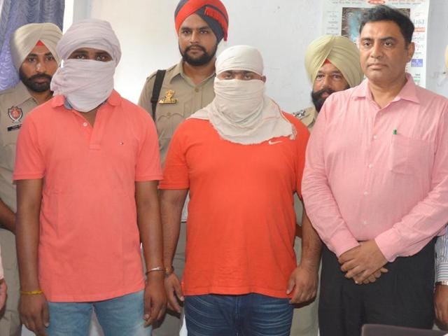 The accused Goru Bachcha and Manpreet Singh in police custody in Amritsar on Thursday.(Sameer Sehgal/HT Photo)