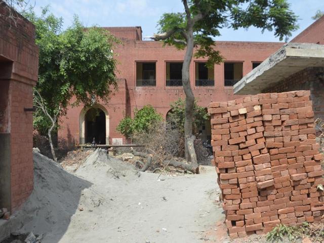 A view of the Princess of Wales Zenana Hospital; and (right) the foundation stone of the hospital at Dhab khatikan in Amritsar.(Sameer Sehgal/HT Photo)