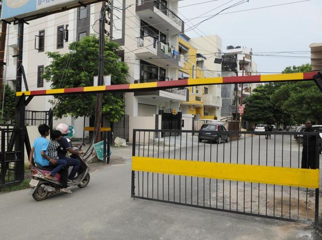 City Magistrate has asked the residents welfare associations to provide boundary walls, gates and CCTV cameras to improve security inside sectors and submit action taken report at the earliest. (Burhaan Kinu/HT Photo) City Magistrate has asked the residents welfare associations to provide boundary walls, gates and CCTV cameras to improve security inside sectors and submit action taken report at the earliest. (Burhaan Kinu/HT Photo)