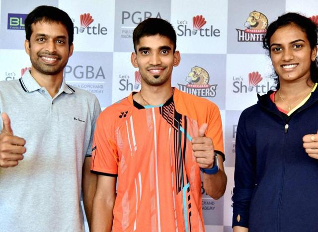 Pullela Gopichand (left) with his pupils K Srikanth and PV Sindhu in Hyderabad.(PTI)