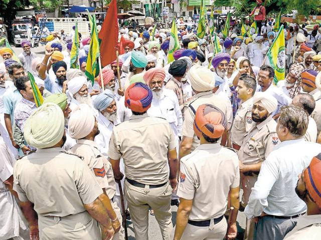 Farmers from Bathinda, Mansa, Faridkot, Muktsar, Fazilka, Moga and Sangrur have been protesting for the past two months now. (HT File Photo) Farmers from Bathinda, Mansa, Faridkot, Muktsar, Fazilka, Moga and Sangrur have been protesting for the past two months now. (HT File Photo)