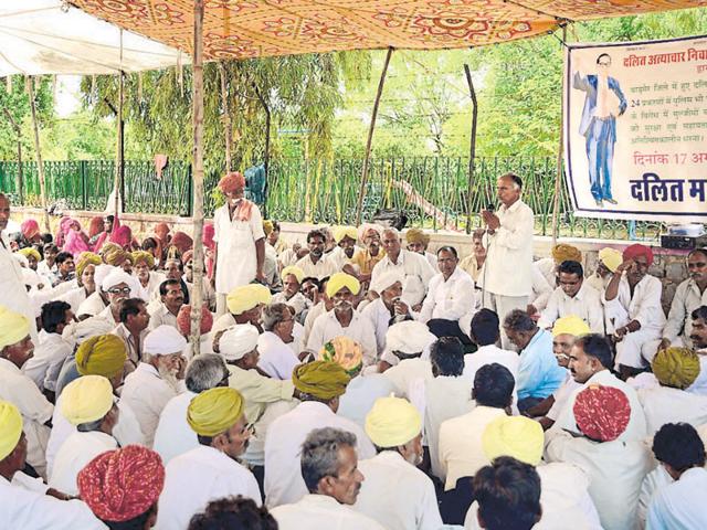 Dalits stage a dharna outside Barmer collector’s office on Friday to protest against the spurt in atrocities on the members of the community over last few months.(HT Photo)