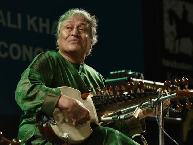File photo of Amjad Ali Khan at the Jaipur Literature Festival in Rajasthan.(HT Photo)