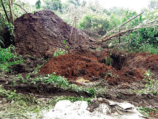 Police recovered skeletal remains from Santosh Pol's farm house at Wai in Satara.(HT photo)