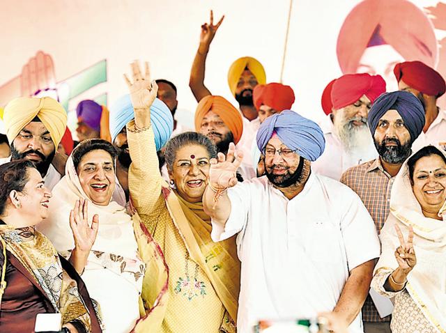 Punjab Congress president Capt Amarinder Singh flanked by Ambika Soni to his right and Asha Kumari to his left during a rally at Baba Bakala on Thursday. Former chief minister Rajinder Kaur Bhattal (second from left) is also seen.(Gurpreet Singh/HT Photo)