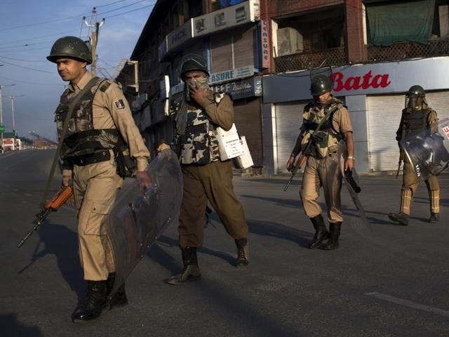 Paramilitary soldiers patrol during curfew in Srinagar.(AP Photo)