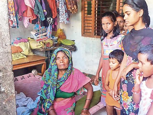 As many as 18 people have died in a suspected hooch tragedy in Bihar’s Gopalganj district. (Vijay Swaroop/ HT Photo) As many as 18 people have died in a suspected hooch tragedy in Bihar’s Gopalganj district. (Vijay Swaroop/ HT Photo)