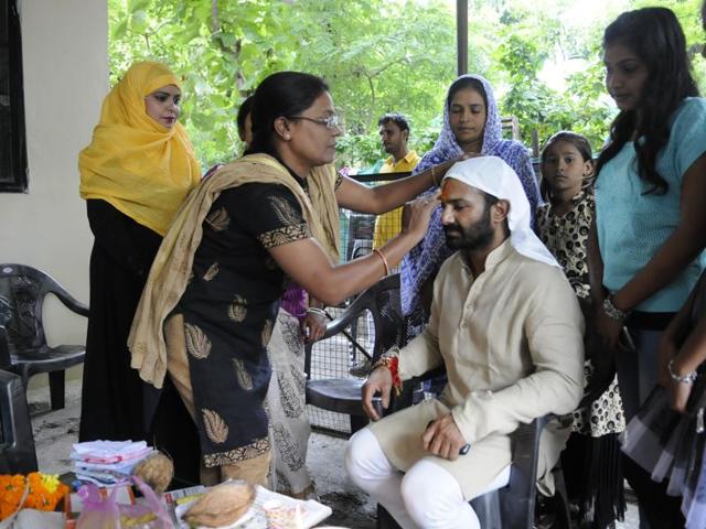 Congress leader Sanjiv Saxena celebrates Raksha Bandhan with her sisters in Bhopal on Thursday. (Mujeeb Faruqui/HT) Congress leader Sanjiv Saxena celebrates Raksha Bandhan with her sisters in Bhopal on Thursday. (Mujeeb Faruqui/HT)