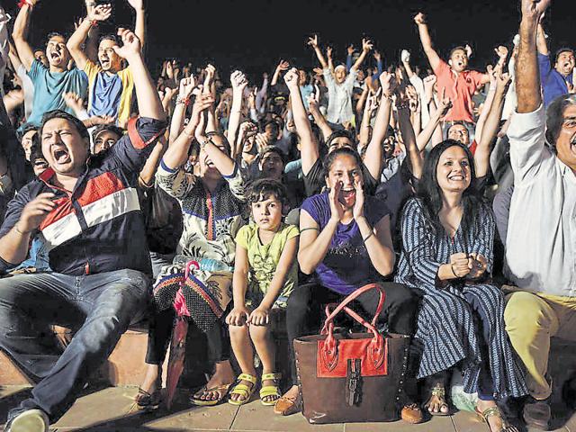 Supporters of badminton star PV Sindhu cheer at central Park Connaught Place in New Delhi on Friday. (Virendra Singh Gosain/Hindustan Times) Supporters of badminton star PV Sindhu cheer at central Park Connaught Place in New Delhi on Friday. (Virendra Singh Gosain/Hindustan Times)