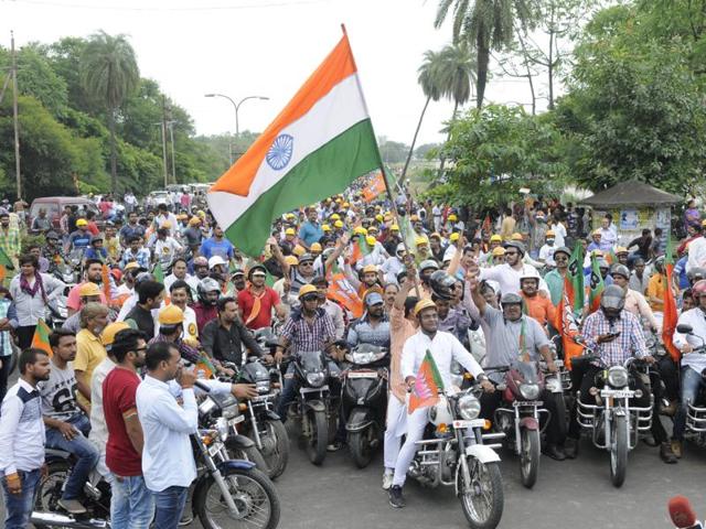 Minister of state Vishwas Sarang leading Tiranga Yatra in his assembly constituency in Bhopal on Wednesday.(Mujeeb Faruqui/HT photo)