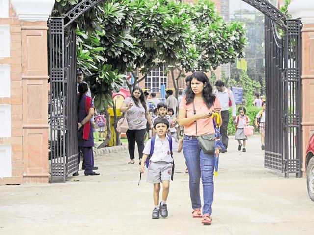 Parents seeking admission for their little ones complain that a number of private schools are not complying with Right to Education Act (RTE) in nursery admissions.(Abhinav Saha/HT file)