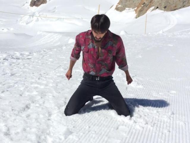 Is Ranveer more creative or more fun? While in the snow-clad Alps, he could not resist the temptation to imitate Shah Rukh Khan romancing Juhi Chawla in the popular song Tu Mere Saamne from his 1993 film Darr. The costume, the moves, the location, the passion — Ranveer didi it all just as it was done 23 years ago. Only better (with all that nostalgia). (Instagram/Ranveer Singh)