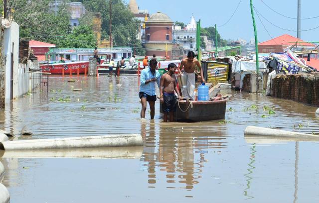 Locals are forced to rely on makeshift boats at Assi road in Varanasi. (Adarsh Gupta/HT Photo)