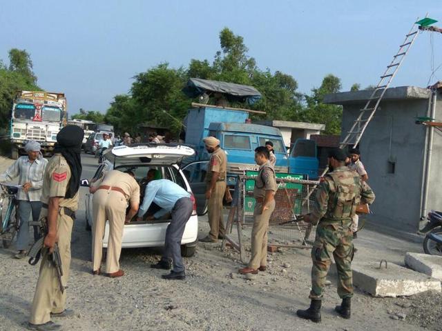 Checking of vehicles going on in Pathankot on Saturday. (HT Photo) Checking of vehicles going on in Pathankot on Saturday. (HT Photo)