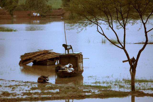 The swollen Ghaghra river caused a breach in the Elgin-Charsadi embankment and flooded farmlands. (Ashok Dutta/HT Photo)