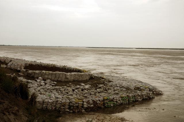 The swollen Ghaghra river caused a breach in the Elgin-Charsadi embankment. (Ashok Dutta/HT Photo)