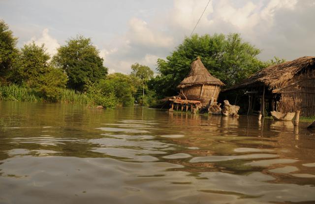Villages flooded in Gonda district of Uttar Pradesh after the swollen Ghaghra river caused a breach in the Elgin-Charsadi embankment. (Ashok Dutta/HT Photo)