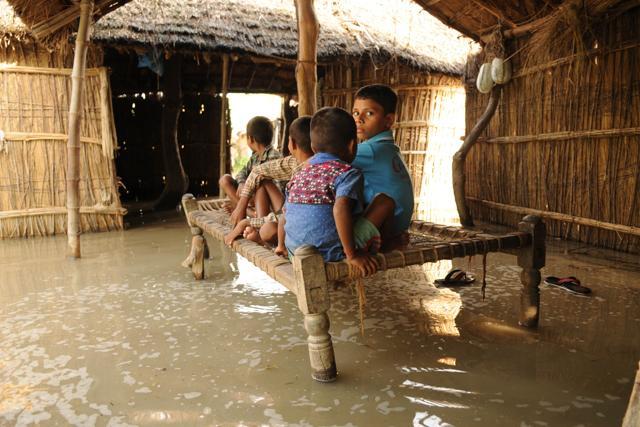 Villages flooded in Gonda district of Uttar Pradesh after the swollen Ghaghra river caused a breach in the Elgin-Charsadi embankment. (Ashok Dutta/HT Photo)