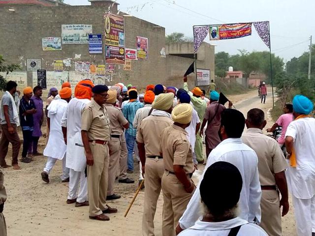 Villagers showed black flags to the jathedar when he was addressing a gathering at gurdwara Dashmesh Darbar Sahib at Dadu, a village on the Punjab-Haryana border.(HT Photo)