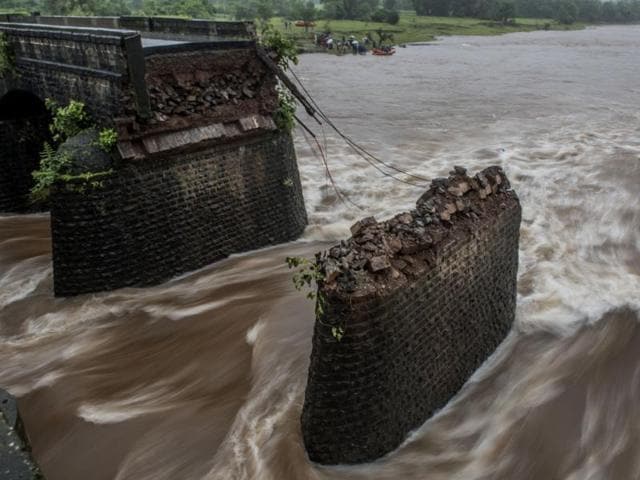The state public works department (PWD) has directed its engineers to inspect bridges in a month and do a structural audit of old bridges.(Ht File Photo)