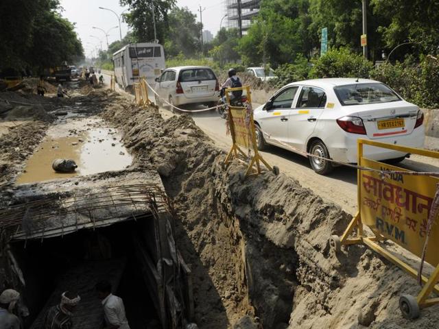Commuters are left with a narrow passage on the Mamura-Labour Chowk stretch. (Burhaan Kinu/HT Photo) Commuters are left with a narrow passage on the Mamura-Labour Chowk stretch. (Burhaan Kinu/HT Photo)